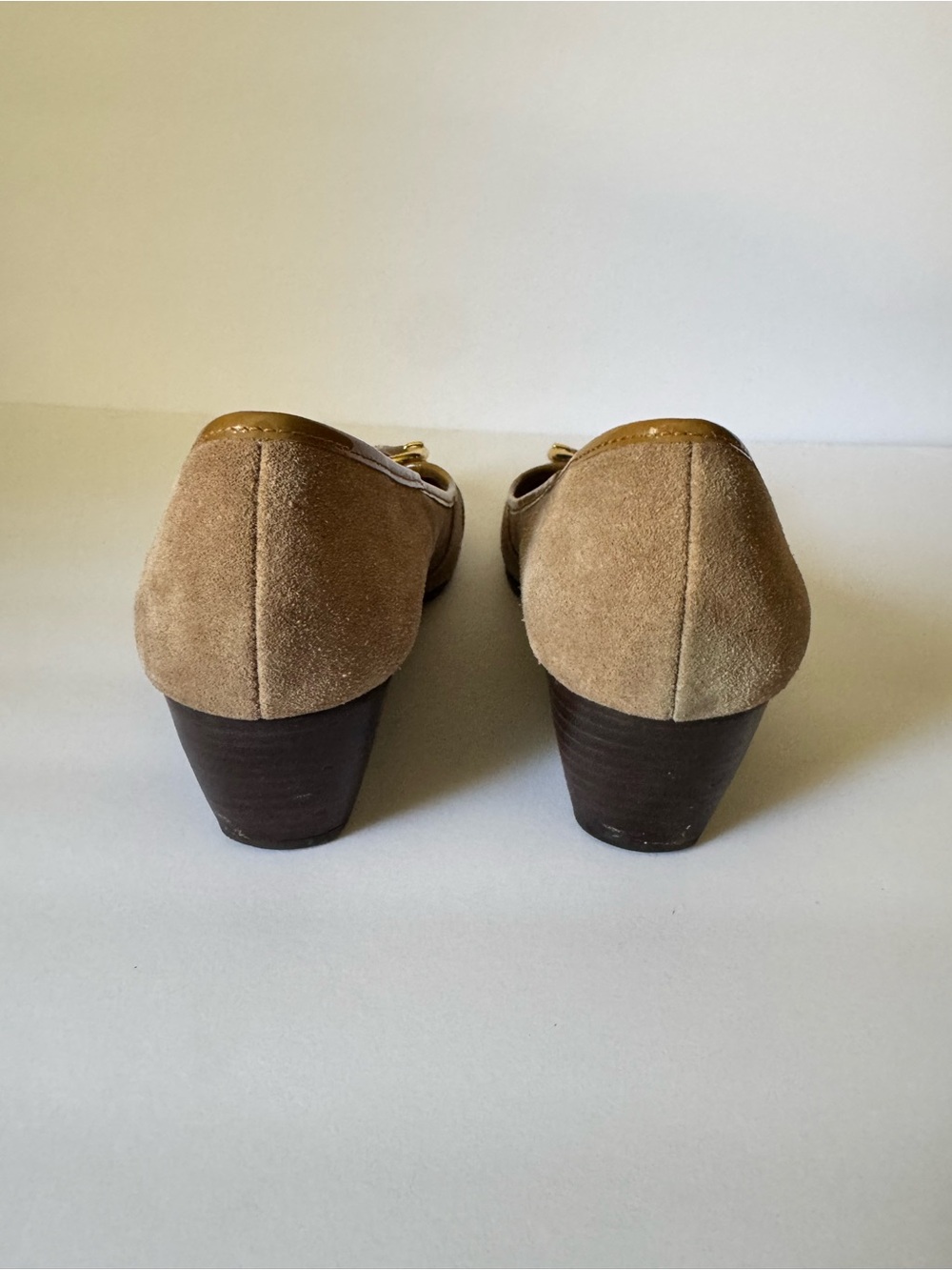 Marc Joseph Women’s 11 Taupe Faux Suede Wedge With Gold Buckle Shoe Dress Casual - Picture 5 of 10